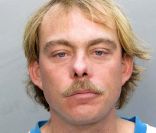 Un autre portrait de police de Julio Vergara, petit frère de l'actrice Sofia Vergara.  