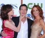 Dylan Walsh très bien entouré de Marilu Henner et Poppy Montgomery, lors de la TCA party (Television Critics Association) à Los Angeles, le 3 août 2011 !  