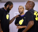 Tony Parker avec son ami Ronny Turiaf participent à un match de basket de charité organisé par le basketteur français Boris Diaw, pour l'association Babac'ards, le 19 juillet 2011