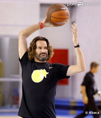 Frederic Beigbeder participe à un match de basket de charité organisé par le basketteur français Boris Diaw, pour l'association Babac'ards, le 19 juillet 2011