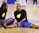 Tony Parker et Ronny Turiaf participent à un match de basket de charité organisé par le basketteur français Boris Diaw, pour l'association Babac'ards, le 19 juillet 2011