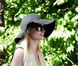 Paris Hilton en vadrouille à Saint-Tropez le 4 août 2011