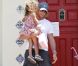 Gabriel Aubry sort de l'école avec sa Nahla, 3 ans. Vendredi 5 août 2011, à Los Angeles