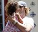 Gabriel Aubry fait un gros bisous à sa fille Nahla, 3 ans. Vendredi 5 août 2011, à Los Angeles