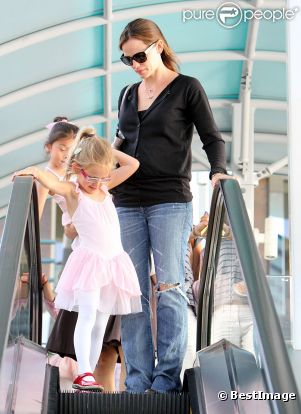 Jennifer Garner récupère sa petite Violet à son cours de danse, avant d'aller déjeuner avec son mari Ben Affleck et leur seconde fille Seraphina. 4 août 2011