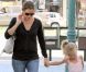 Jennifer Garner va chercher sa petite Violet à son cours de danse, avant d'aller déjeuner avec son mari Ben Affleck et leur seconde fille Seraphina. 4 août 2011