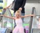 Jennifer Garner récupère sa petite Violet à son cours de danse, avant d'aller déjeuner avec son mari Ben Affleck et leur seconde fille Seraphina. 4 août 2011