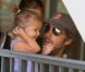 Jennifer Garner déjeune avec son mari Ben Affleck et leurs filles Violet et Seraphina. 4 août 2011
