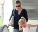 Jennifer Garner va chercher sa petite Violet à son cours de danse, avant d'aller déjeuner avec son mari Ben Affleck et leur seconde fille Seraphina. 4 août 2011