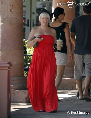 Pink se balade toute seule à Malibu. Elle arbore un look top et semble avoir perdu quelques kilos. 30 juillet 2011