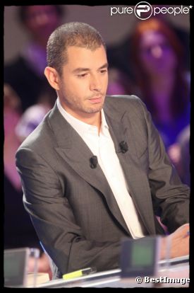  Ali Baddou, sur le plateau du  Grand Journal , en avril 2011. 