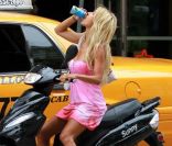 Shauna Sand se promène en scooter à Miami. Août 2011