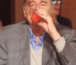Jacques Chirac a profité de l'apéro avec Maryvonne Pinault et son garde du corps sur le port de Saint-Tropez. L'ancien locataire de l'Elysée est apparu affaibli. Le 7 août 2011