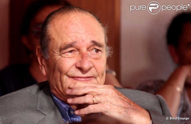 Jacques Chirac sur le port de Saint-Tropez, est allé déguster un jus de tomate avec Maryvonne Pinault et son garde du corps. L'ancien locataire de l'Elysée est apparu affaibli. Le 7 août 2011