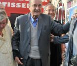 Jacques Chirac s'appuyant sur son garde du corps pour se déplacer. Il est arrivé à Saint-Tropez mais a dévoilé une mine fatiguée.  Le 8 août 2011