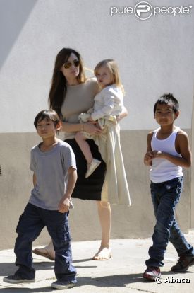 Angelina Jolie avec Vivienne dans les bras et ses fils Pax et Maddox à la Nouvelle Orléans en mars 2011 