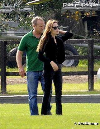 Angelina Jolie prend l'hélicoptère à Richmond en Angleterre le 11 août 2011