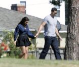 Kim Kardashian et son fiancé Kris Humphries sur la tombe de Robert Kardashian à Los Angeles le 8 août 2011
