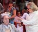  "Tu l'as vue, celle-là ? Elle va tomber..." Bernadette en a-t-elle marre que Chichi joue les jolis coeurs ? 
 Jacques Chirac, bien que diminué, a pu vérifier sa cote de popularité lors de ses vacances estivales 2011 à Saint-Tropez... 