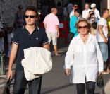 Bernadette Chirac et son petit-fils de 15 ans, Martin, en promenade à Saint-Tropez le 12 août 2011.