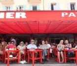  Chez Sénéquier, l'adresse bis de Chichi. 
 Jacques Chirac, bien que diminué, a pu vérifier sa cote de popularité lors de ses vacances estivales 2011 à Saint-Tropez... 