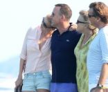 En compagnie de David Furnish, Lara Stone et son époux David Walliams roucoulent à Saint-Tropez. Le 15 août 2011