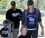 Kevin Federline et sa girlfriend Victoria Prince en compagnie des deux enfants qu\'il a eu avec Britney Spears en avril 2011 à Los Angeles<br />