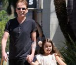 Billy Bob Thornton et sa fille Bella dans les rues de Los Angeles le 16 août 2011. La maman et petite amie de Billy Bob, Connie Angland suivait derrière.