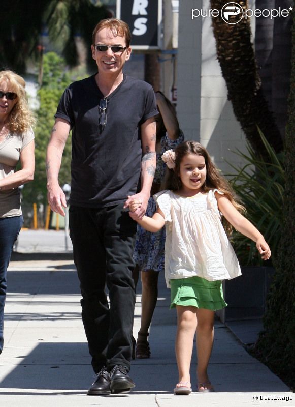 Billy Bob Thornton et sa fille Bella dans les rues de Los Angeles le 16 août 2011. La maman et petite amie de Billy Bob, Connie Angland suivait derrière.
