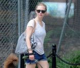  Amanda Seyfried passe un moment avec son chien à New York le 29 juillet 2011 