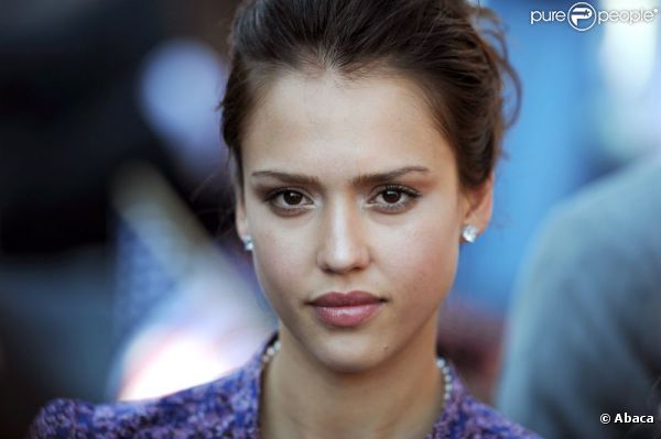 Un look no make up pour une sortie en ville. Crème teintée, mascara noir sur cils recourbés pour  ouvrir le regard, trait d'eyeliner et gloss transparent, Jessica Alba a trouvé la bonne équation pour  briller au quotidien.