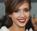 Rares sont les fois où Jessica Alba décide de sortir avec une bouche gourmande. Un rouge profond  vient souligner son teint chaud, des cils largement travaillés avec un mascara extra-noir et une ombre  à paupières crème délicieusement nacrée suffisent pour lui donner un vrai look de podium.
