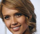 Encore une fois, Jessica Alba mise sur le make-up chaud. Un teint bronzé aidé par une poudre de  soleil mate, un regard XXL avec quelques faux-cils et une ombre grise, Jessica Alba sait comment  mettre en valeur les atouts de son visage