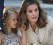 Letizia d'Espagne avec ses deux fillettes accueille le Pape Benoit XVI au palais de la Zarzuela. Le 19 août 2011