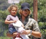 Gabriel Aubry récupère sa petite Nahla dont il partage la garde avec Halle Berry, à Los Angeles, le 19 août !