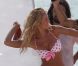 La déesse Candice Swanepoel s'amuse lors d'un shooting photo réalisé pour Victoria's Secret à Saint-Barthélémy le 12 août 2011