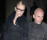 Charlize Theron sort d'un célèbre restaurant londonien avec un ami, le 23 août 2011