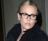 Charlize Theron sort d\'un célèbre restaurant londonien avec un ami, le 23 août 2011