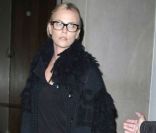 Charlize Theron sort d'un célèbre restaurant londonien avec un ami, le 23 août 2011