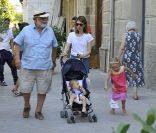 Sofia Coppola avec ses filles Cosima et Romy, en août 2011, en Italie. Son papa Francis Ford Coppola est à ses côtés. 