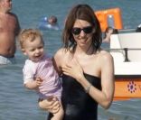 Sofia Coppola se baigne avec ses filles Cosima et Romy, ainsi que des amies, en août 2011, en Italie.