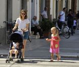 Sofia Coppola fait une balade avec Cosima et Romy, en août 2011, en Italie.