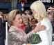 Célébration des 10 ans de mariage du prince Haakon et de la princesse Mette-Marit à Oslo, le 25 août 2011 : la reine Sonja félicite sa chère belle-fille sur le parvis de la cathédrale. 