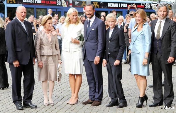 Célébration des 10 ans de mariage du prince Haakon et de la princesse Mette-Marit à Oslo, le 25 août 2011. Autour du couple, sur le parvis de la cathédrale, le roi Harald, la reine Sonja, Marius, la princesse Märtha-Louise et son mari Ari Behn.