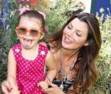 Ali Landry et sa fille Estela, pour la projection de la version 3D du Roi Lion, à Los Angeles, samedi 27 août 2011.