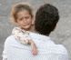 Les larmes coulent sur les joues d'Emme, la fille de Jennifer Lopez, lorsque la pause calins se termine et que le tournage reprend... 