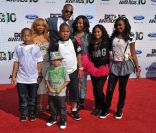 T.I. et sa femme et ses six enfants en juin 2010 à Los Angeles