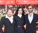 Mathieu Amalric et les cinéastes lors de la présentation du long métrage Poulet aux prunes, de Marjane Satrapi et Vincent Paronnaud. 3 septembre 2011, à Venise