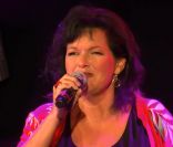 Maurane interprète <em>Fais-moi sur une fleur</em> sur RTL, septembre 2011.