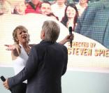 Ariane Massenet tente d'embrasser Harrison Ford